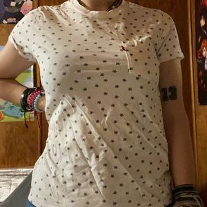 white levi’s flower shirt🌸